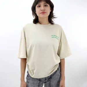 Playera oversize de color beige con estampado